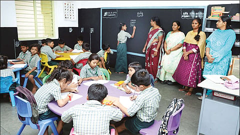 ஈரோடு அரசு பள்ளியில் தமிழ் கற்கும் வடமாநில மாணவர்கள்