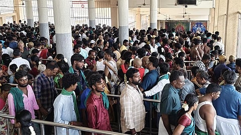 விடுமுறை தினத்தில் திருச்செந்தூரில் குவிந்த பக்தர்கள், தரிசனம் செய்ய 3 மணி நேரம் ஆனது