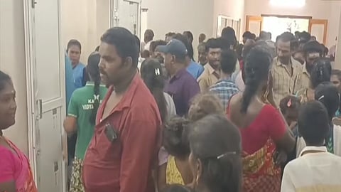 நூற்றுக்கணக்கான மக்கள் மருத்துவமனையில் சூழ்ந்தனர்