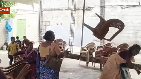 சேலம்: பணமோசடி புகாரில் சிக்கியவர் ஜெபக்கூட்டத்தில் பங்கேற்பு - சர்ச்சுக்குள் புகுந்து பொதுமக்கள் முற்றுகை