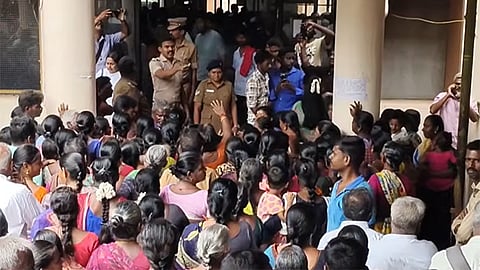 பழுதடைந்த அடுக்குமாடி குடியிருப்புகள்; ஈரோடு கலெக்டர் அலுவலகத்தில் பொதுமக்கள் போராட்டம்