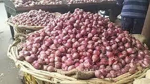 சின்ன வெங்காயத்திற்கு தட்டுப்பாடு; 3 மடங்கு அதிகரித்த விலை