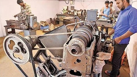 கோவையில் 3 நாட்களாக திடீர் மின்தடை - ரூ.30 கோடி வரை இழப்பு ஏற்பட்டுள்ளதாக சிறு, குறு தொழில் நிறுவனங்கள் வேதனை