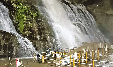 குற்றாலம் மெயின் அருவியில் வெள்ளப்பெருக்கு