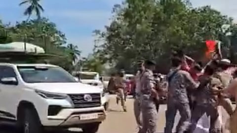 மத்திய மந்திரி அமித்ஷா காரை வழிமறித்த காங்கிரசார்; கொல்லத்தில் திடீர் பரபரப்பு