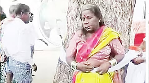 சூனியக்காரி என நினைத்து மூதாட்டியை மரத்தில் கட்டி வைத்து அடித்த கிராம மக்கள்