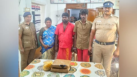 4.4 கிலோ கஞ்சா, பைக் பறிமுதல்: 3 பேர் கைது.