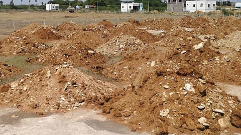 குளங்களில் சரளை மண், கரம்பை மண் கடத்தல்.