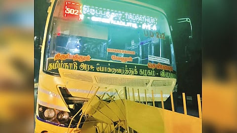 டிரைவருக்கு வலிப்பு ஏற்பட்டதால் தடுப்பு கம்பி மீது மோதிய அரசு பேருந்து - சிறுகாயங்களுடன் உயிர் தப்பிய பயணிகள்