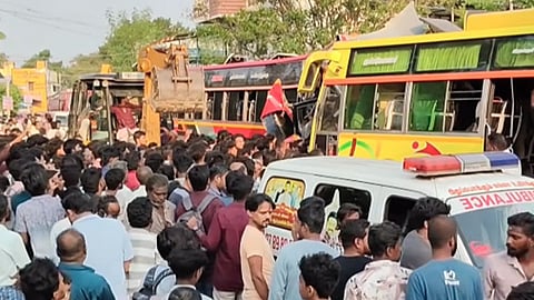 தஞ்சாவூரில் 2 பேருந்துகள் நேருக்கு நேர் மோதி விபத்து - ஓட்டுநர் உயிரிழப்பு, 25 பேர் படுகாயம்