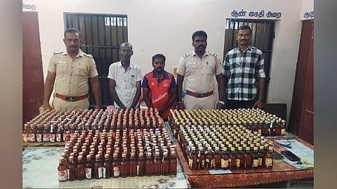 ஏரல் பகுதியில் 2 பேர் கைது; 698 மதுபாட்டில்களை பறிமுதல்.