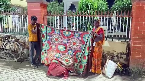 உத்தர பிரதேசம்: மருத்துவமனையில் இடம் மறுப்பு... பழங்குடியின பெண்ணுக்கு சாலையிலேயே பிரசவம் - டாக்டர் பணிநீக்கம்