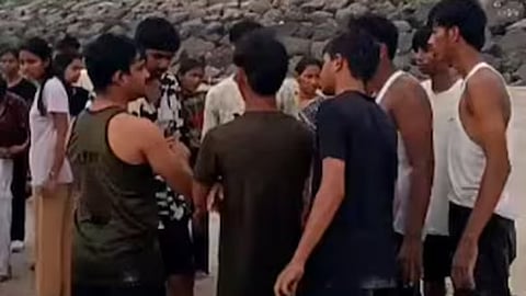 சுற்றுலாவுக்கு சென்ற 8 மாணவர்கள் கடலில் மூழ்கி பலி: மராட்டியத்தில் சோகம்