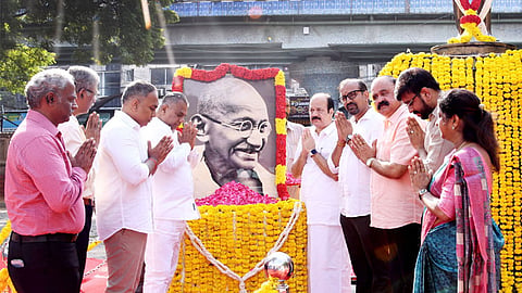 மலர் தூவி மரியாதை
