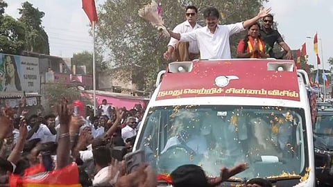 வழிநெடுக மலர் தூவி பொதுமக்கள் உற்சாக வரவேற்பு