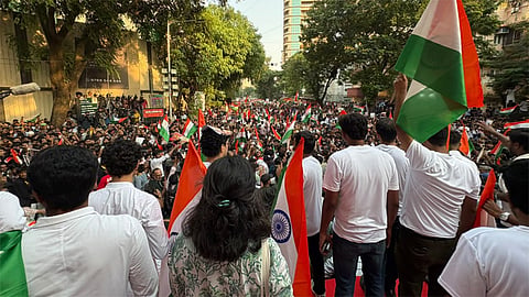 மும்பையில் கரப்பான் பூச்சி ஜனதா கட்சி போராட்டம் ; தடுப்புகளை உடைத்து இளைஞர்கள் முன்னேறியதால் பரபரப்பு
