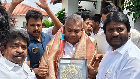 த.வெ.க.வில் இணைந்தார் அ.தி.மு.க. முன்னாள் எம்.எல்.ஏ. முருகுமாறன்