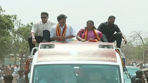 தாராபுரத்தில் தவெக வேட்பாளரை ஆதரித்து முதல்-அமைச்சர் விஜய் ’ரோடு ஷோ’