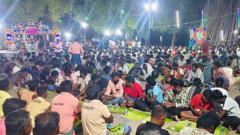திண்டுக்கல் மாவட்டம், நிலக்கோட்டை தாலுகா, தருமத்துப்பட்டி கிராமத்தில் கோட்டை கருப்புசாமி கோவில் திருவிழா நடைபெற்றது.