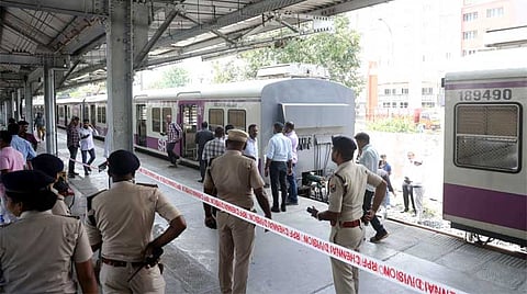 சென்னையில் மின்சார ரெயில் தடம் புரண்டு விபத்து
