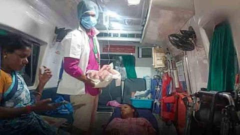 108 ஆம்புலன்சில் கர்ப்பிணி பெண்ணுக்கு சுகப்பிரசவம்.