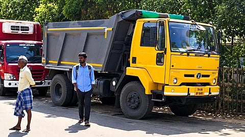விதி மீறல்: 9 லாரிகளுக்கு ரூ.45 ஆயிரம் அபராதம்; போக்குவரத்து போலீசார் அதிரடி