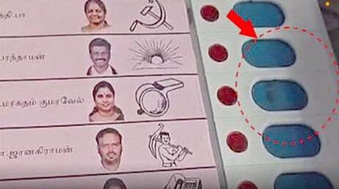 விசில் சின்னத்திற்கு நேராக உள்ள பட்டனில் கறுப்பு மை.. வாக்குப்பதிவு நிறுத்தம்