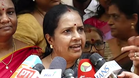 ‘வட இந்தியாவில் பா.ஜ.க.வும் இதைத் தானே செய்கிறது..?’ - செய்தியாளர் கேள்வியால் வானதி சீனிவாசன் ஆவேசம்