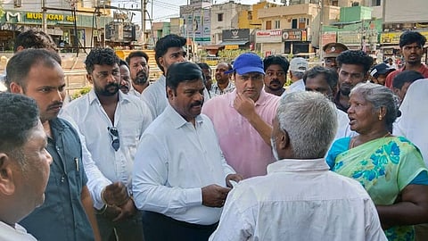 அடையாறு மண்டலத்தில் நடைபெறும் வடகிழக்குப் பருவமழை முன்னெச்சரிக்கை நடவடிக்கைகள் - அமைச்சர் ஆய்வு