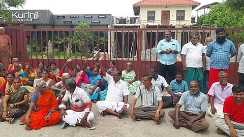 தூத்துக்குடியில் புதிய டாஸ்மாக் கடைக்கு எதிராக பெண்கள் முற்றுகை போராட்டம்