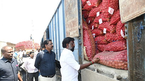வெங்காய விலையைக் குறைக்க 3-வது கட்ட நடவடிக்கை! 700 டன் கொள்முதல்