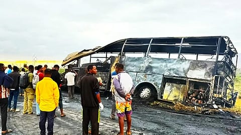 தான்சானியாவில் சோகம்: லாரி மீது பஸ் மோதி கோர விபத்து - 28 பேர் பலி