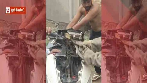 ஸ்கூட்டிக்குள் புகுந்த 6 அடி நீள பாம்பு மீட்பு.