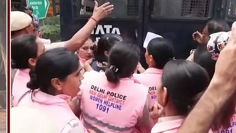 டெல்லியில் சிஜேபி போராட்ட களத்தில் 'பிங்க் போர்ஸ்' பெண் போலீஸ் படை!