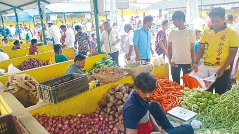 புரட்டாசி 4-வது சனிக்கிழமையையொட்டி தர்மபுரி உழவர் சந்தையில் 40 டன் காய்கறி, பழங்கள் விற்பனை