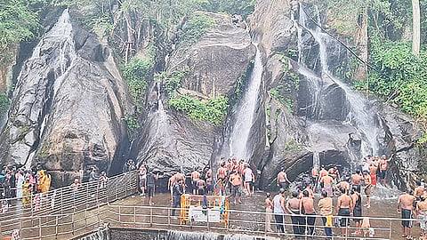 குற்றால அருவிகளில் தண்ணீர் வரத்து அதிகரிப்பு - சுற்றுலா பயணிகள் உற்சாக குளியல்!