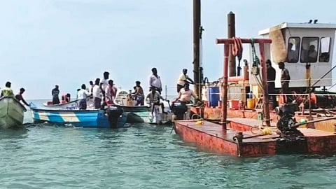 கடற்கரையில் குழாய் பதிக்க எதிர்ப்பு; தூத்துக்குடியில் மிதவை கப்பலை மீனவர்கள் முற்றுகை