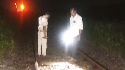 தண்டவாளத்தில் கல் வைத்து ரெயிலை கவிழ்க்க சதி -போலீசார் தீவிர விசாரணை