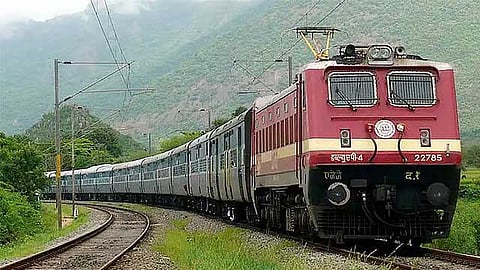 ஆயுதபூஜை ஸ்பெஷல்: பெங்களூரு - திருவனந்தபுரம் இடையே சேலம், ஈரோடு, திருப்பூர் வழியாக சிறப்பு ரெயில்