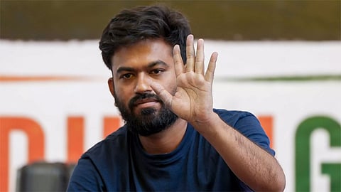 தேசிய கொடியேந்தியது குற்றமா? போராட்டத்தில் பங்கேற்க இன்று டெல்லி செல்வேன் - அபிஜீத் திப்கே
