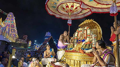 திருப்பதி ஏழுமலையான் கோவிலில் நவராத்திரி பிரம்மோற்சவம், பெரிய சேஷ வாகனத்தில் மலையப்ப சுவாமி வீதி உலா