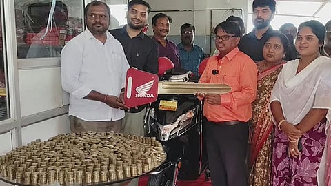 3 ஆண்டு சேமிப்பு.. ஸ்கூட்டர் வாங்க 12,300 நாணயங்களுடன் ஷோரூம் வந்த நபர்