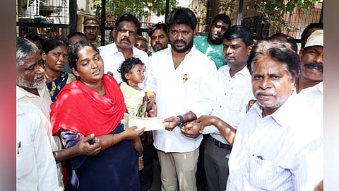 சென்னை: உயிரிழந்த 2 தொழிலாளிகளுக்கு தலா ரூ.30 லட்சத்துக்கான காசோலை- வீட்டு வசதி வாரிய தலைவர் சிவா வழங்கினார்