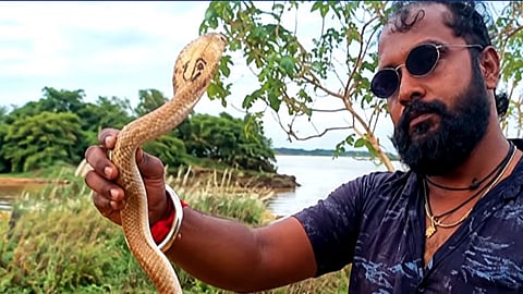 ரீல்ஸுக்காக பாம்புடன் சாகசம்: விஷம் ஏறி இளைஞர் பலி.