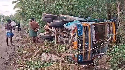 வண்டல் மண் சிதறி சேறான சாலை: புவனகிரி அருகே லாரி கவிழ்ந்து விபத்து.