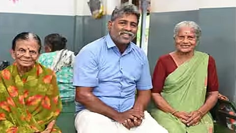 கோவையில் நெகிழ்ச்சி: 1,000-க்கும் மேற்பட்ட ஆதரவற்றோரை மீட்டு, 400 பேரை குடும்பத்துடன் சேர்த்த மாமனிதர்!