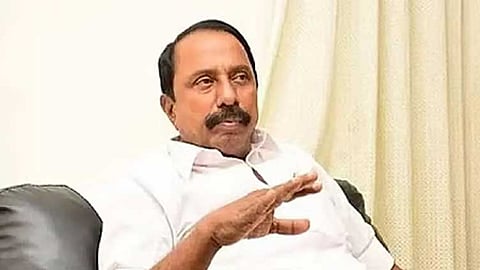 அமைச்சர் செங்கோட்டையன் பேச்சு குறித்து கவர்னரிடம் அதிமுக புகார்