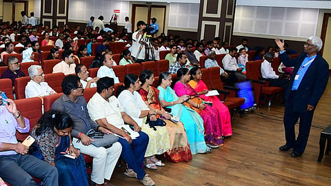சென்னை: தனியார் மருத்துவமனைகளில் பணிபுரியும் மருத்துவர்களுக்கு டெங்கு காய்ச்சல் மேலாண்மை குறித்த பயிற்சி