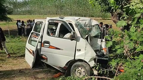 உ.பி.யில் சோகம்: மரத்தின் மீது கார் மோதி கோர விபத்து - 5 பேர் பலி