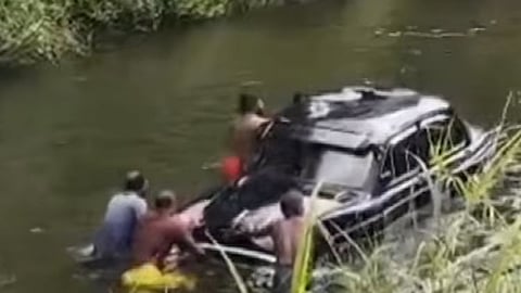 ஆற்றுக்குள் கவிழ்ந்த கார்